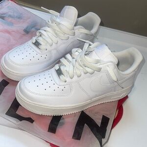 NIKE AIR FORCE 1s 07’ WHITE size 7.5 Men